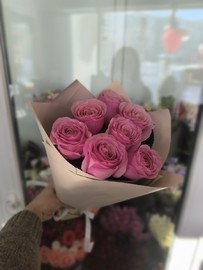 7 розовых роз