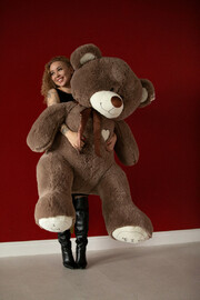 Огромный плюшевый медведь 