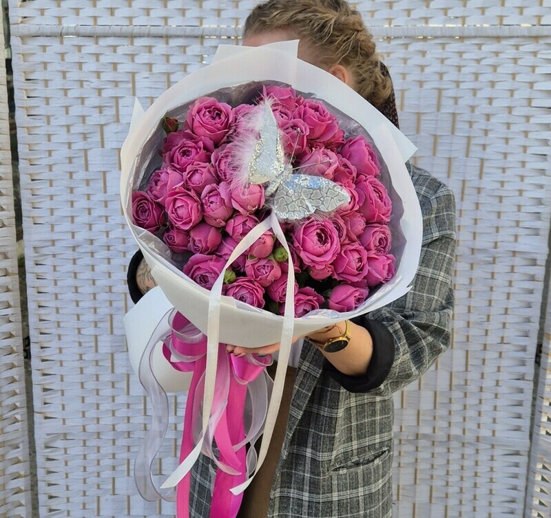 Effekt babochki, roza kustovaya pionovidnaya