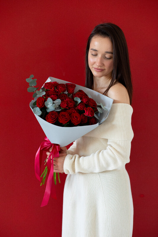 Dostuchat_sya do nebes, monobuket krasnih kustovih roz