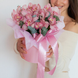 Цилиндр с орхидеями "Кассиопея" 