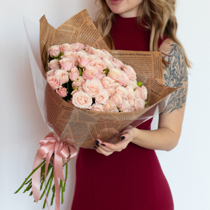 Sladkaya fortuna, monobuket kremovih kustovih roz