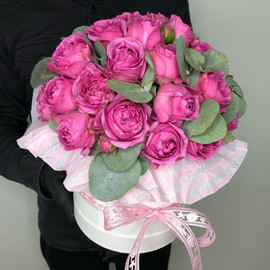 Шляпная коробка с пионовидными розами