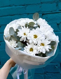 Buket romashek s evkaliptom