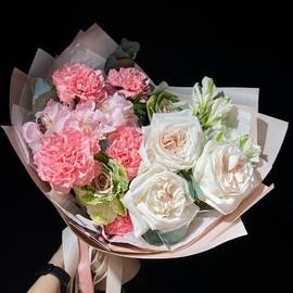 Buket s pionovidnimi rozami i diantusami