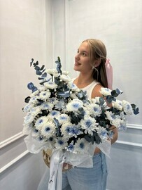 Корзина с кустовой хризантемой и эвкалиптом