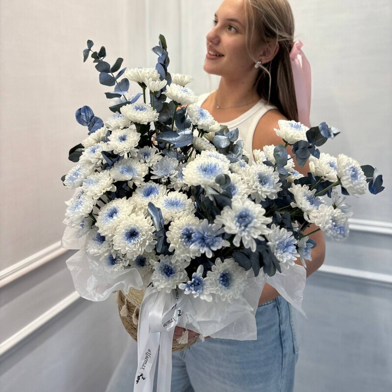 Корзина с кустовой хризантемой и эвкалиптом, стандартный