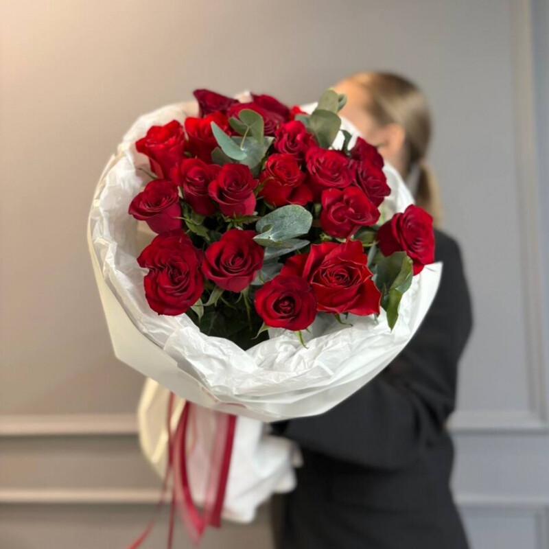 Buket iz krasnih roz s dobavleniem evkalipta, buket iz krasnih roz i evkalipta