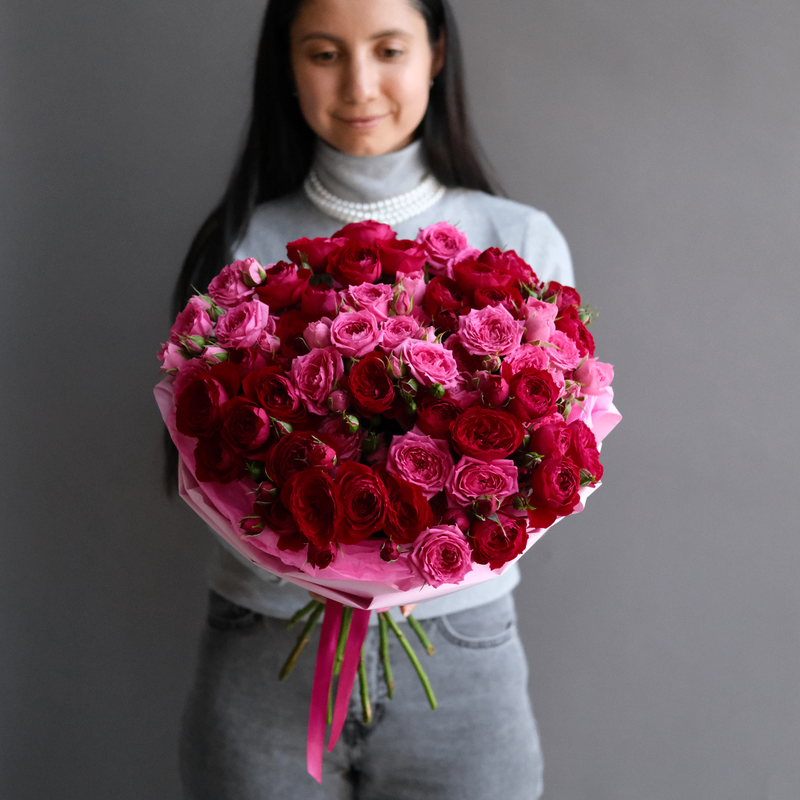 Дуобукет из 11 кустовых роз пинк и скарлет деменшн, стандартный