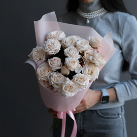 Монобукет из 3 кустовых роз бомбастик