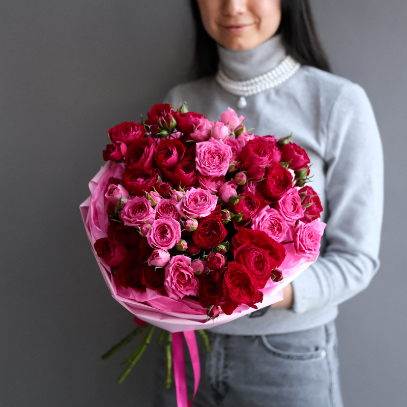 Дуобукет из 7 кустовых роз пинк и скарлет деменшн, уменьшенный