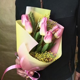 Тюльпаны с мимозой