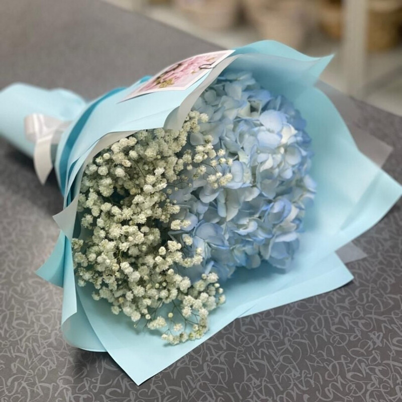 Buket Gortenziya s gipsofiloj, standart