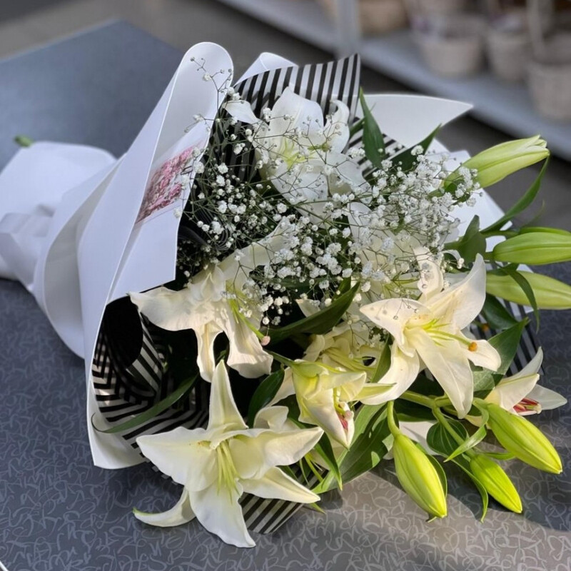 Liliya s gipsofiloj, standart