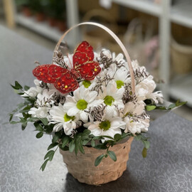 Korzina s hrizantemoj.