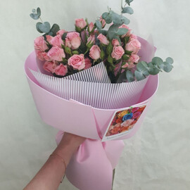 Кустовая роза с эвкалиптом