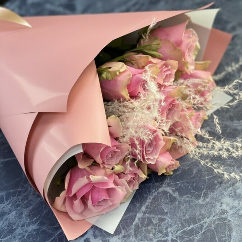 Розы с пампасной травой, стандартный