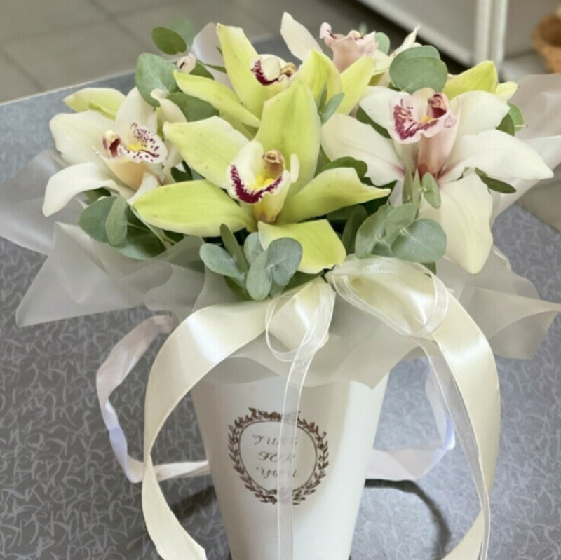 Konus s orhideyami(belo-zelenij), standart