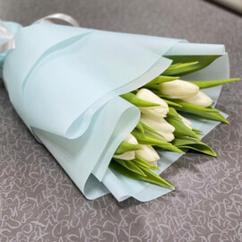 Белые тюльпаны в голубом