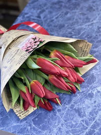 Красные тюльпаны в крафте