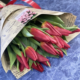 Красные тюльпаны в крафте
