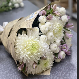 Buket iz hrizantemi miks i al_stromerii