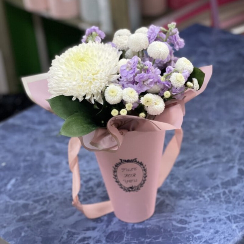 Хризантемы с маттиолой в конусе, стандартный