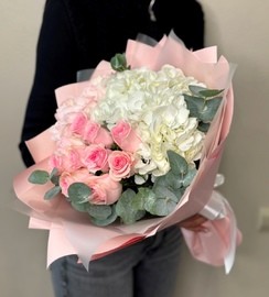 Buket iz gortenzij i roz