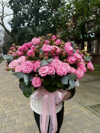 25 пионовидных роз в корзине