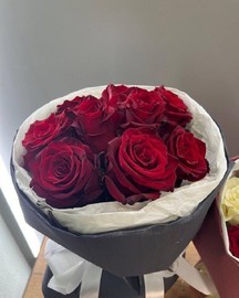 Букет алых роз