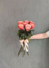 7 пионовидных роз