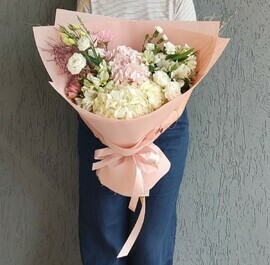 Сборный букет с гортензией, эустомой и альстромерией