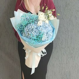 Букет с голубой гортензией, эустомой и гипсофилой