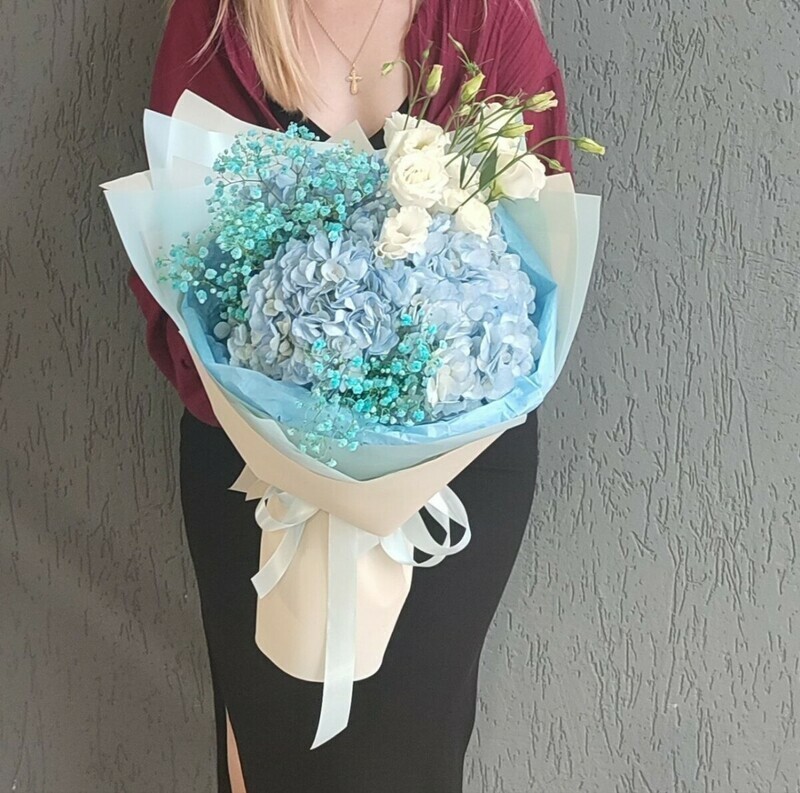 Букет с голубой гортензией, эустомой и гипсофилой, стандартный