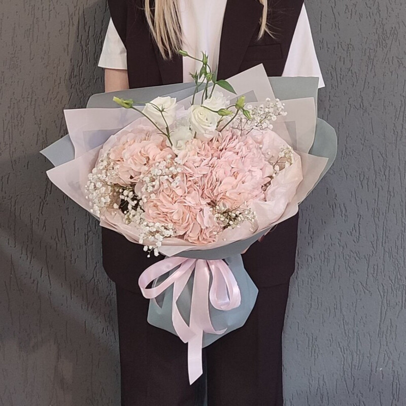 Букет с розовой гортензией, эустомой и гипсофилой, стандартный