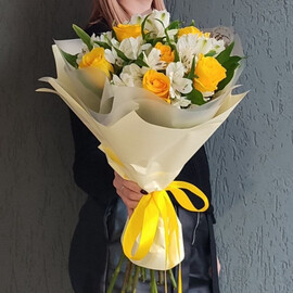 Buket roz s al_stromeriyami