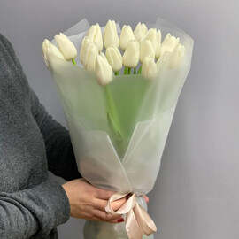 15 белых тюльпанов