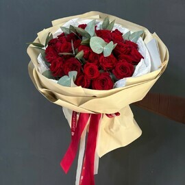 Buket 31 krasnaya roza s evkaliptom