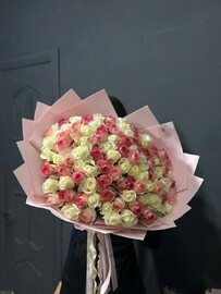 Buket 101 roza miks belie i rozovie