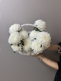 Корзина с белыми хризантемами 17 шт