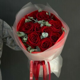 Букет 9 красных роз с эвкалиптом