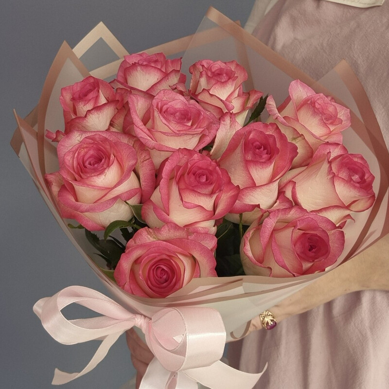 Милый букет из 11 роз Джумилия, милый букет из 11 роз джумилия