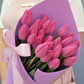 Монобукет из тюльпанов фуксия (25 штук) в приятной упаковке