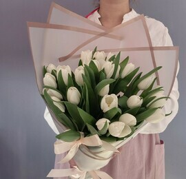 Красивый букет из белых сортовых тюльпанов 25 штук