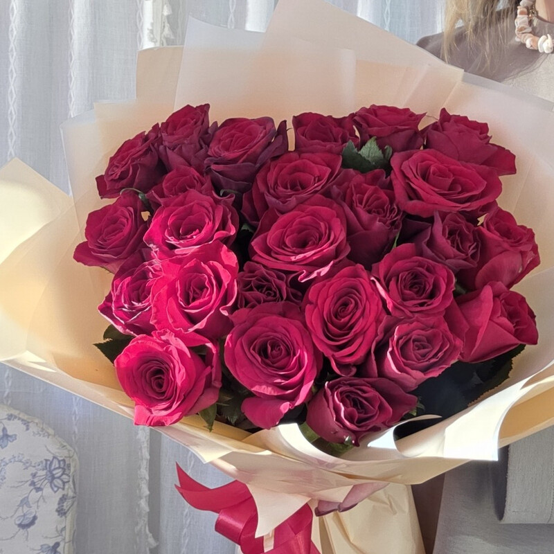Монобукет из 25 красных роз , букет из 25 красных роз