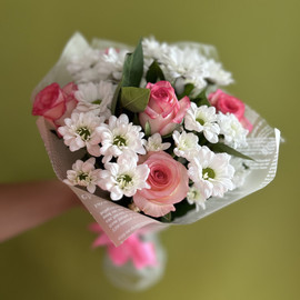 Букет с хризантемой  кустовой и розой