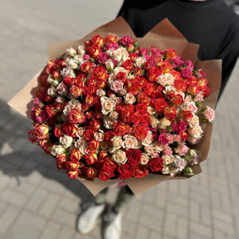 Гигантский букет из кустовой розы