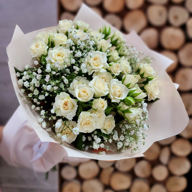 Чудо, нежный букет из кустовых роз с гипсофилой