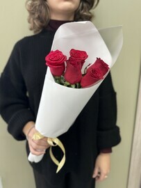 5 красных роз в оформлении