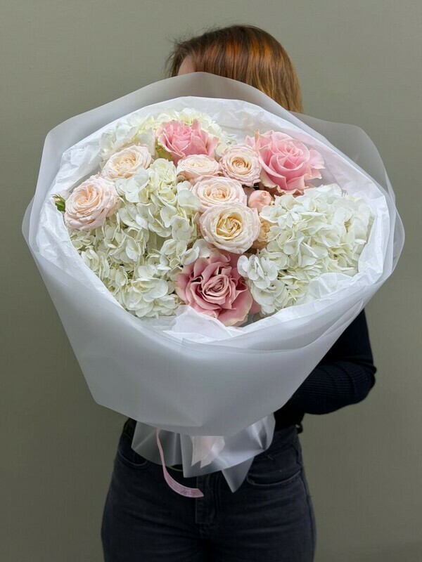 Авторский букет с гортензией и розами, премиум